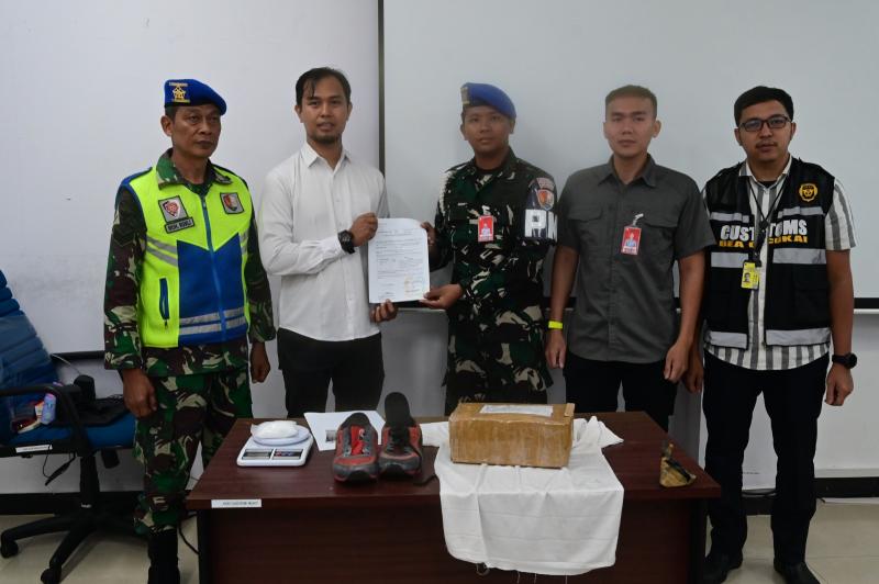 Personel Lanud Rsn dan Avsec Bandara SSK II Gagalkan Pengiriman Paket Narkoba